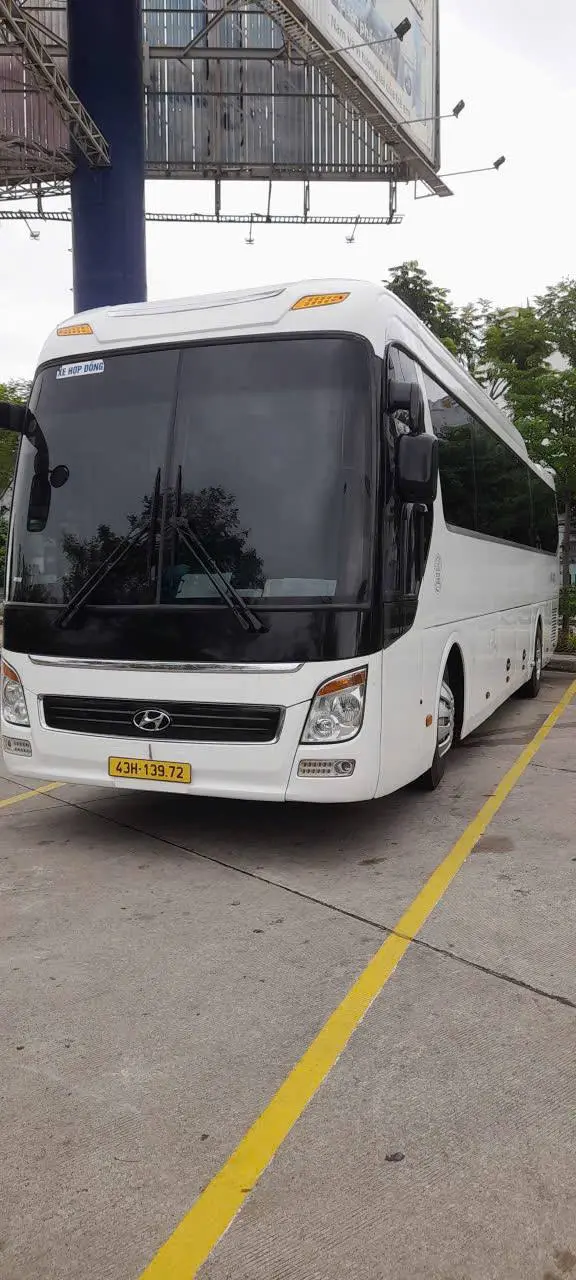 Xe du lịch Hoàng Trần 45 chỗ sẵn sàng đón khách