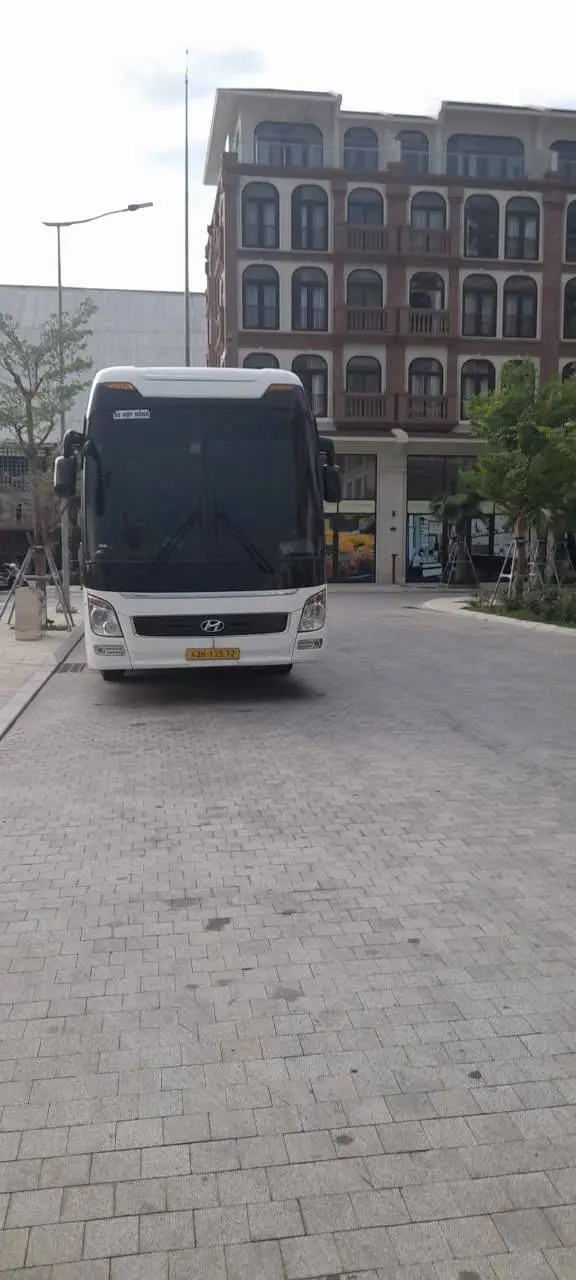 Xe Hoàng Trần đón khách tại điểm lưu trú